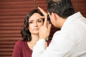 male therapist treating a female client and explaining how does emdr therapy work